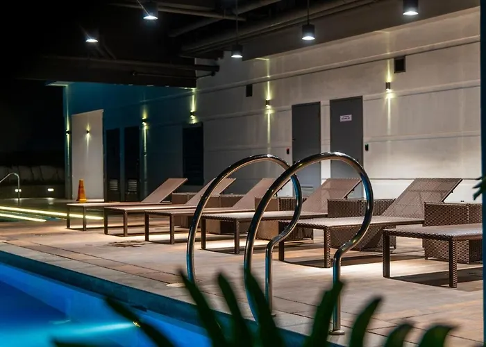 Fully Furnished Urban Oasis Free Pool Apartamento