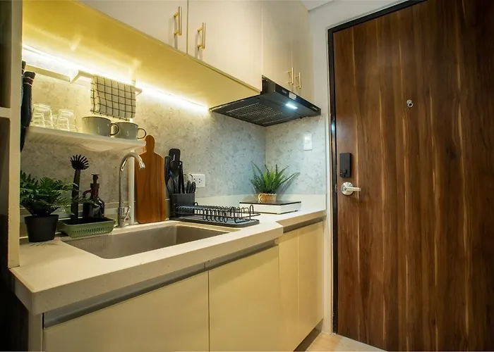 Fully Furnished Urban Oasis Free Pool *